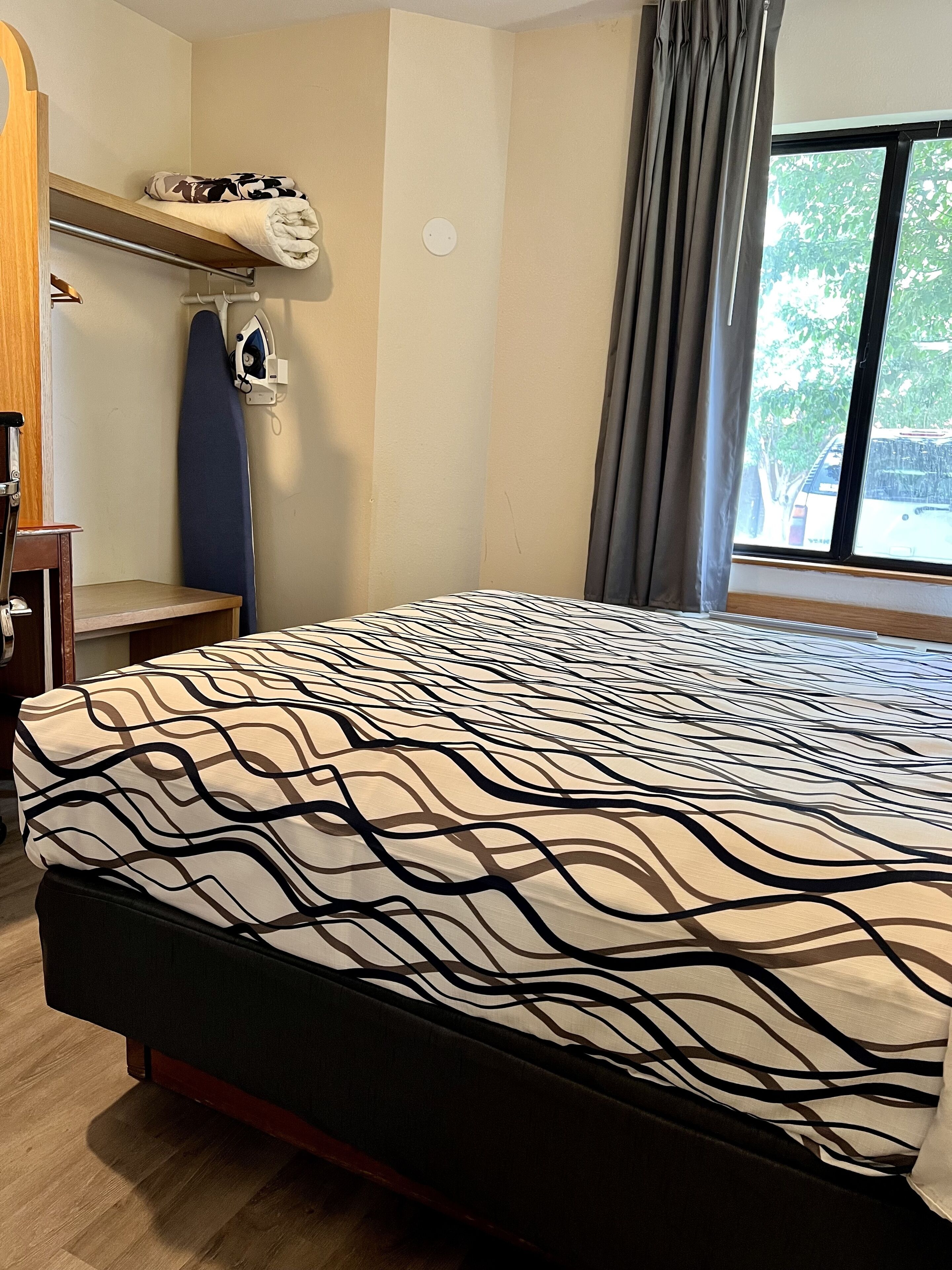 standard room, 1 queen bed, non smoking | pillow-top beds, desk, laptop workspace, iron/ironing board