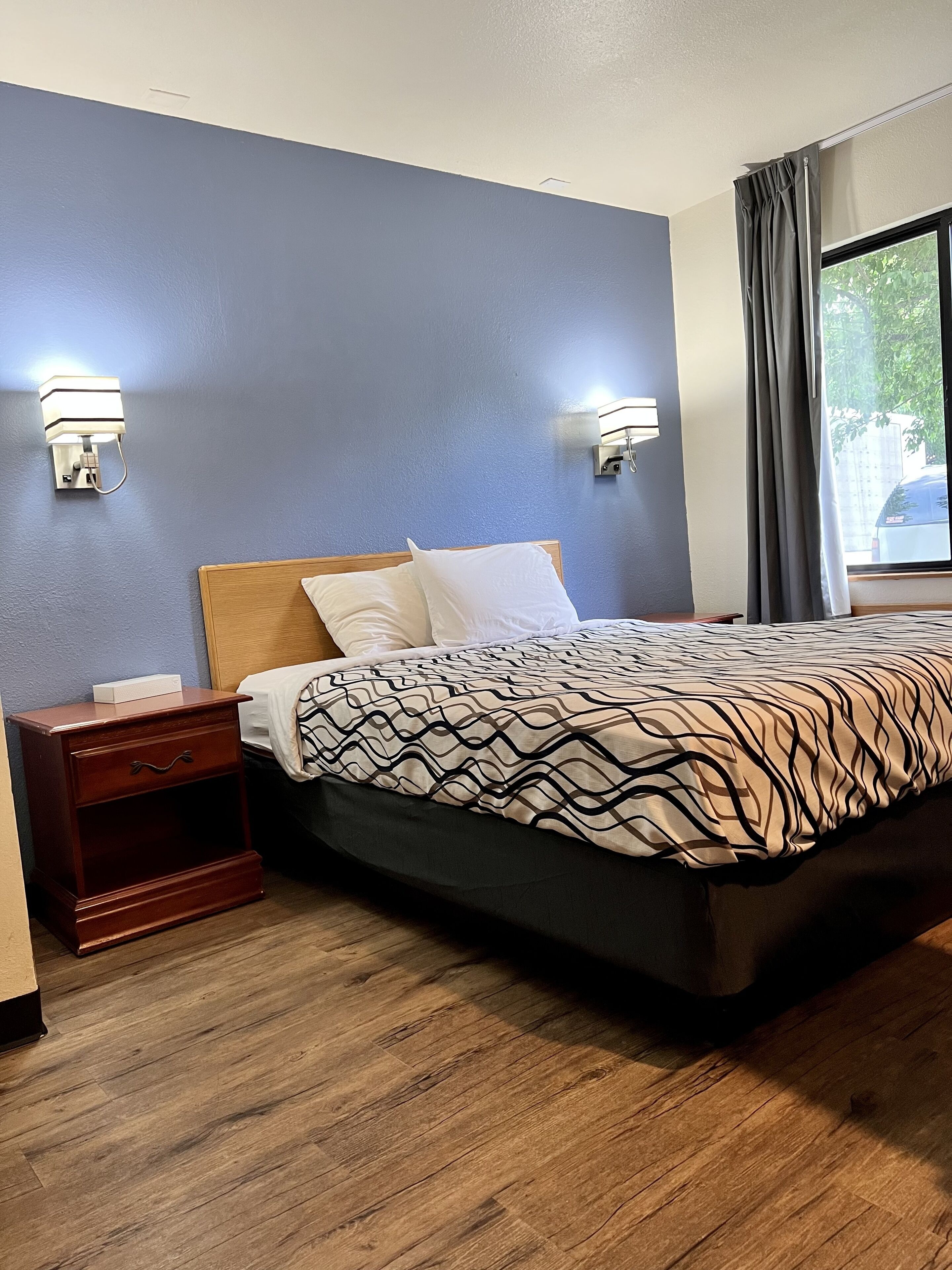 standard room, 1 queen bed, non smoking | pillow-top beds, desk, laptop workspace, iron/ironing board