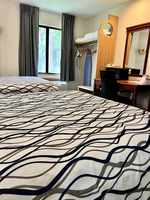 Quarto standard, 2 camas Queen, para não fumantes | Camas com colchões pillow-top, escrivaninha