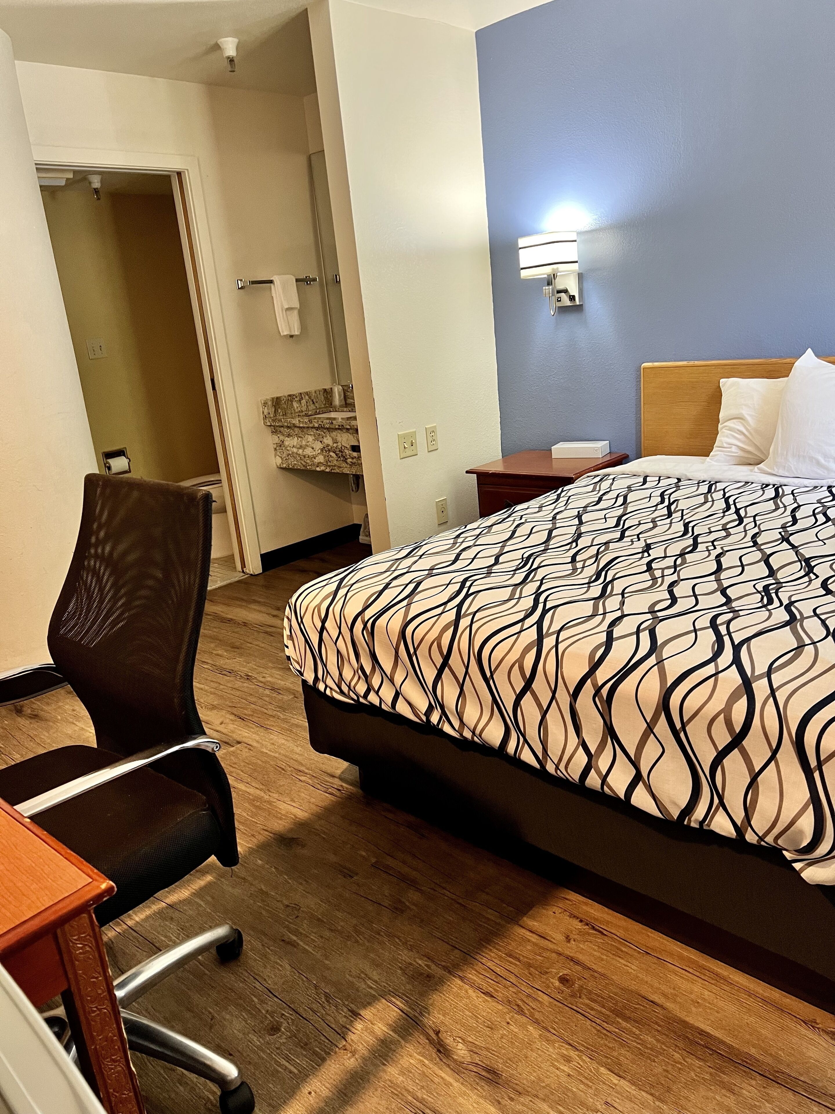 standard room, 1 queen bed, non smoking | pillow-top beds, desk, laptop workspace, iron/ironing board