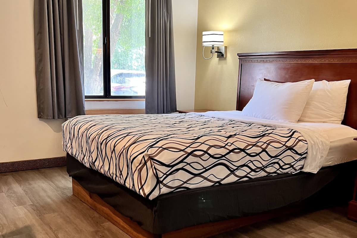Standardzimmer, 1 Queen-Bett, Nichtraucher | Pillowtop-Betten, Schreibtisch, laptopgeeigneter Arbeitsplatz