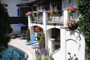 Una piscina al aire libre, una piscina climatizada