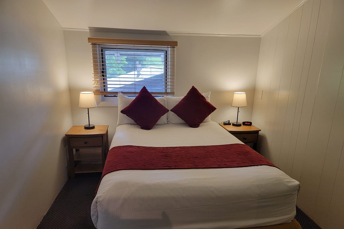 Economy Twin Room, 1 Double Bed (PRIVATE HOSTEL) (SHARED BATHROOM)