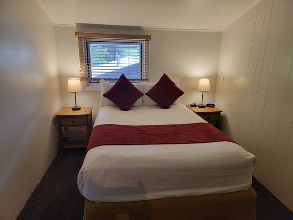 Economy-Zweibettzimmer, 1 Doppelbett (PRIVATE HOSTEL) (SHARED BATHROOM) | 1 Schlafzimmer, hochwertige Bettwaren, Pillowtop-Betten