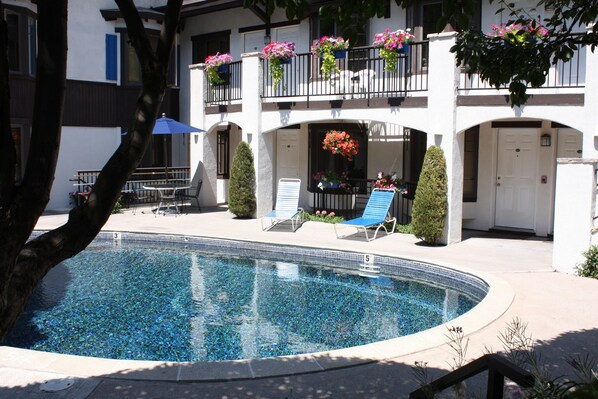 Alberca al aire libre y alberca climatizada