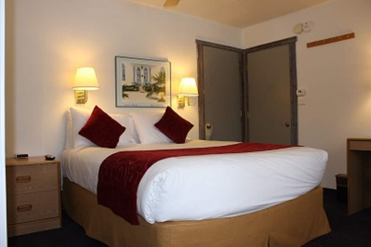 Standard Room, 1 Queen Bed