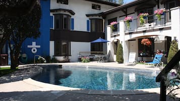 Una piscina al aire libre, una piscina climatizada