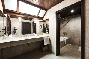 Executive-Suite | Badezimmer | Duschwanne, Komfortbadewanne, kostenlose Toilettenartikel, Haartrockner