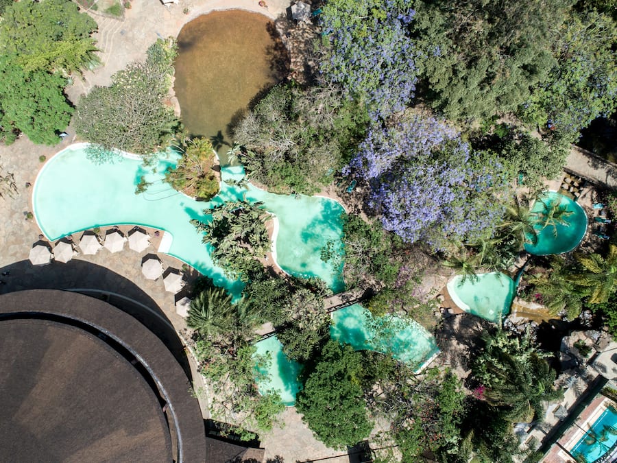 2 Außenpools, geöffnet von 09:00 Uhr bis 18:00 Uhr, Sonnenschirme