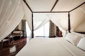 Kamar Double Deluks | Minibar, brankas, meja kerja, dan tirai kedap cahaya