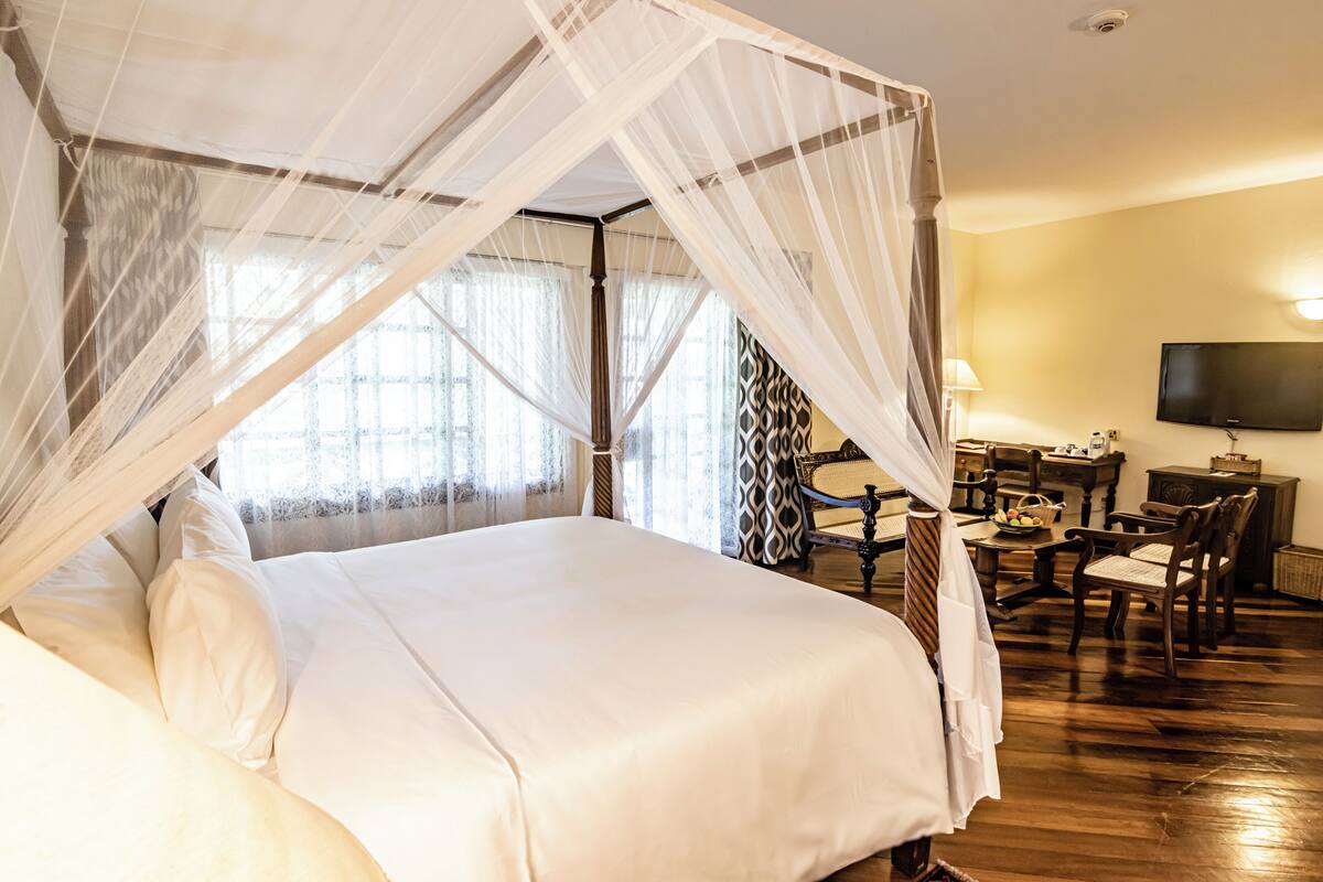 Junior Suite | Minibar, in-room safe, desk, blackout curtains