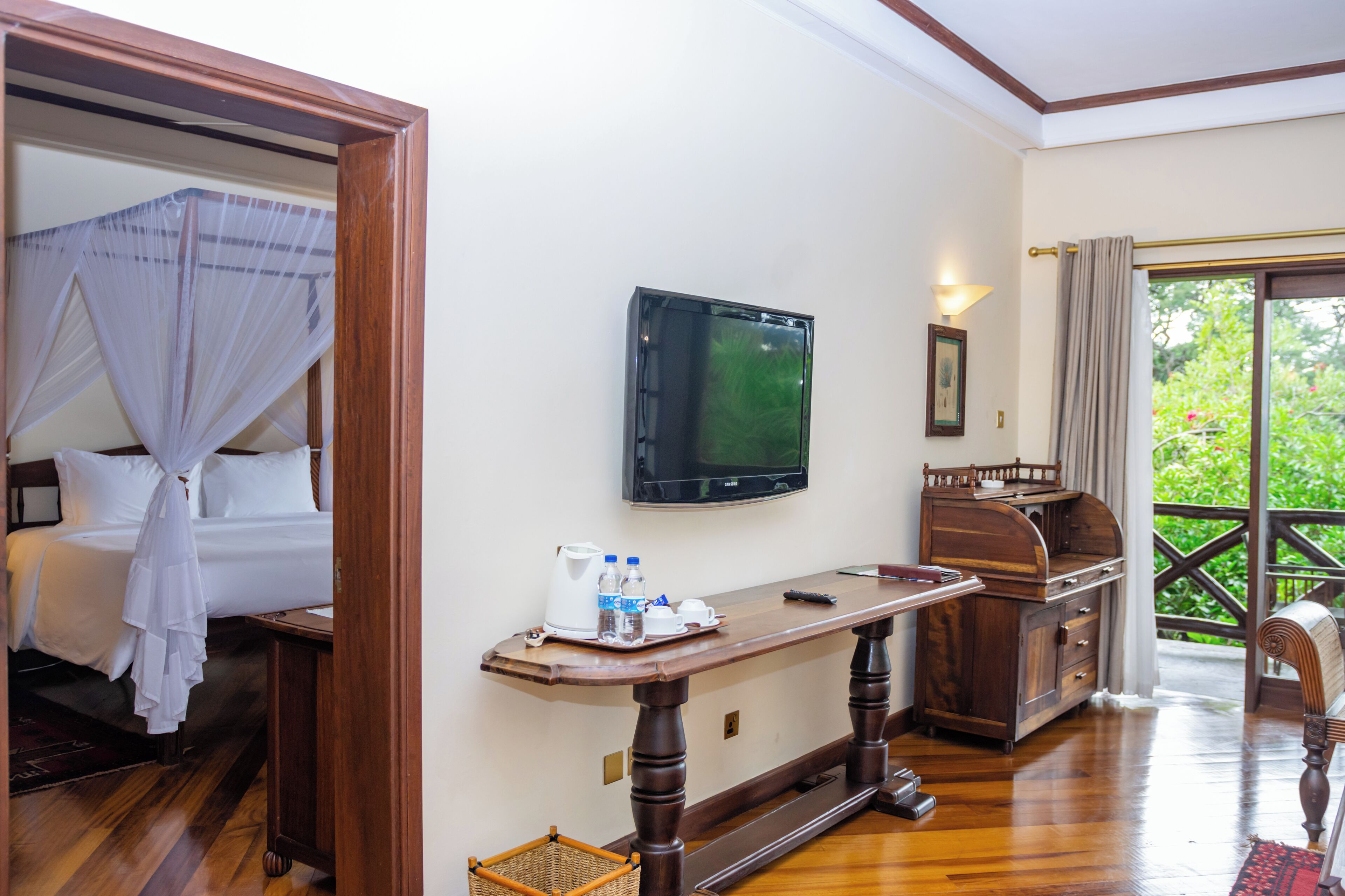 Executive Suite | Minibar, in-room safe, desk, blackout drapes