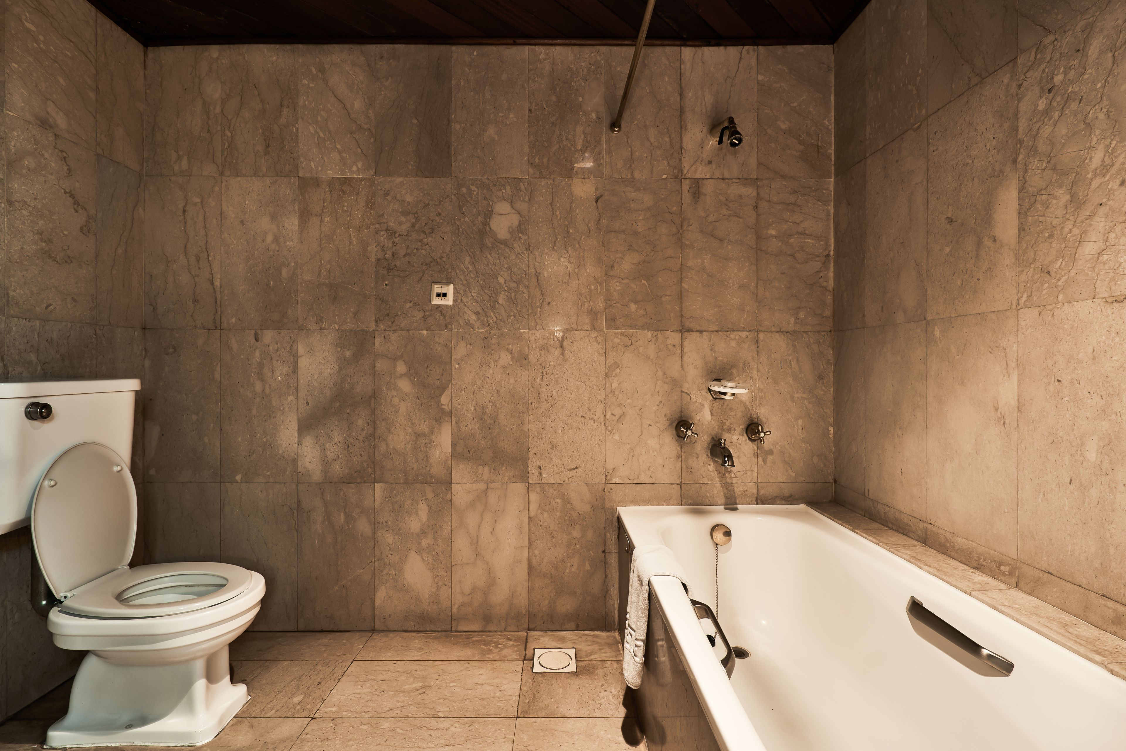 junior suite | bathroom | combined shower/bathtub, deep-soaking bathtub, free toiletries