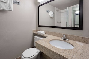 Combined shower/tub, free toiletries, hair dryer, towels