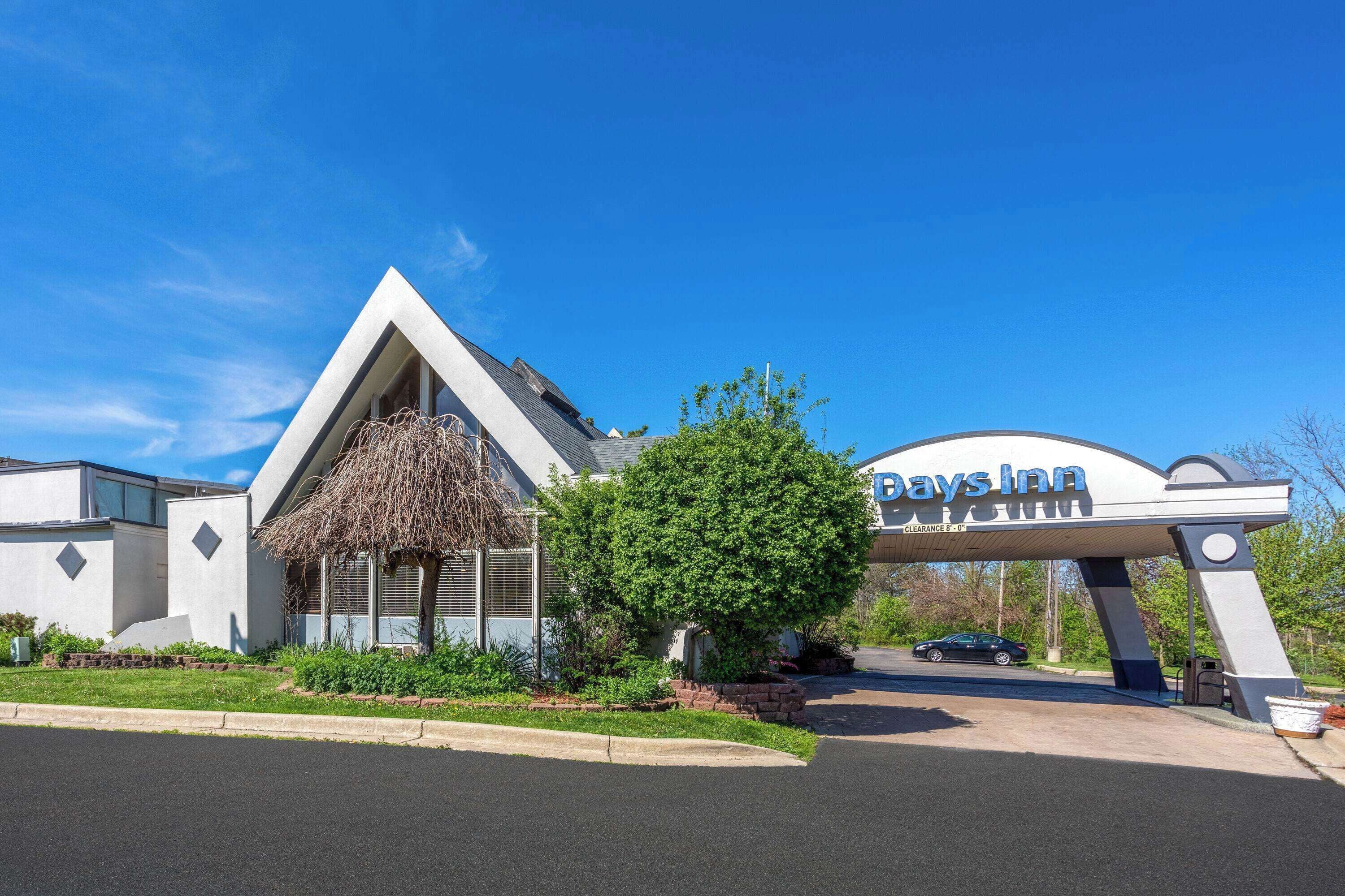 A Days Inn with a distinctive triangular roof and a clear sign.