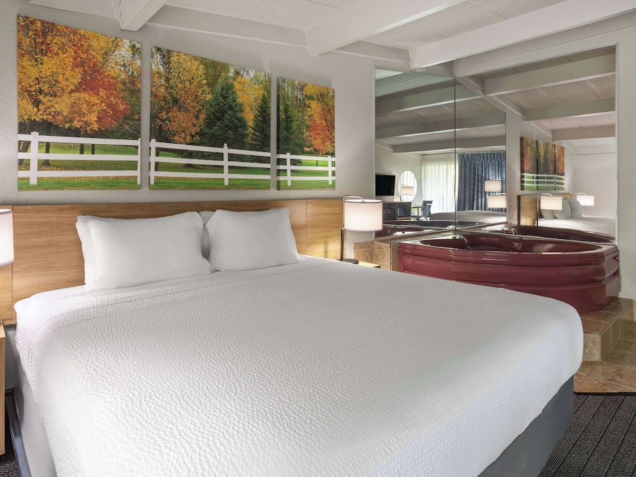 Standard Room, 1 King Bed | Jetted tub