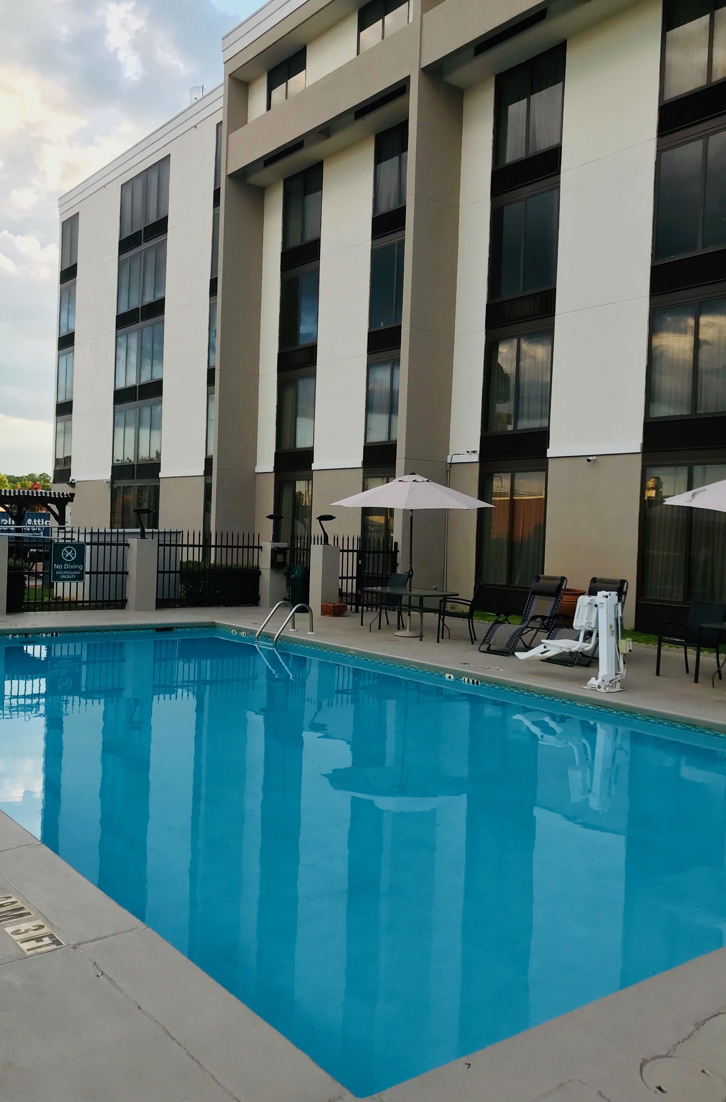 季節限定屋外プール、営業時間 10:00 ～ 21:00、サンラウンジャー