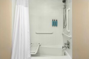 Tina con regadera, amenidades de baño gratuitas, secadora de cabello