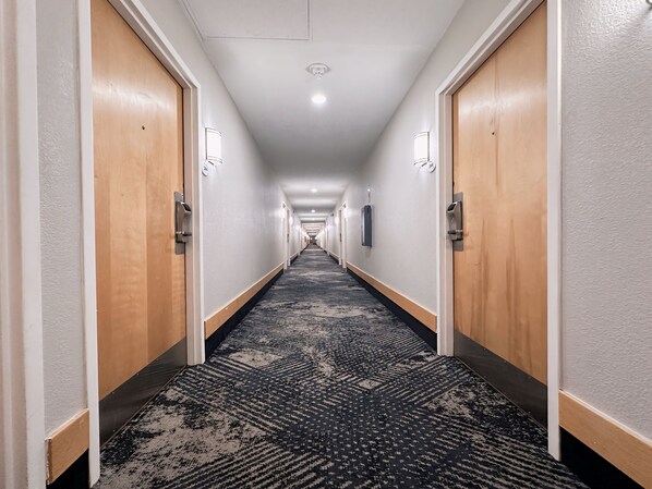 Hallway - Baymont by Wyndham Indianapolis South (Indianapolis)
