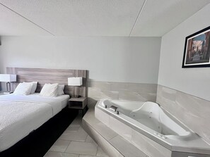 Premier-sviitti, 1 suuri parisänky, tupakointi kielletty | Pillowtop-patjalliset sängyt, työpöytä