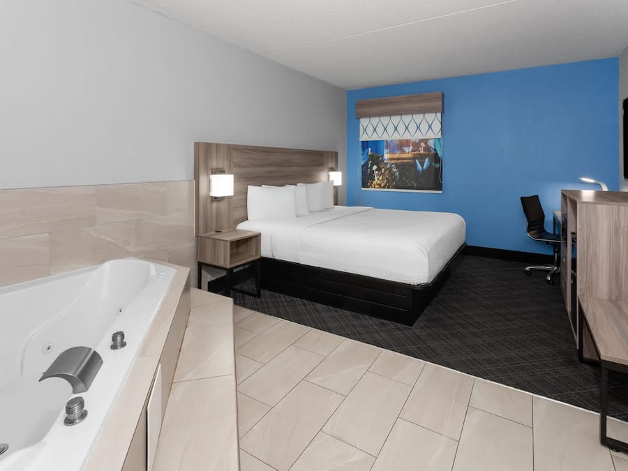 Premier Suite, 1 King Bed, Non Smoking | Jetted tub