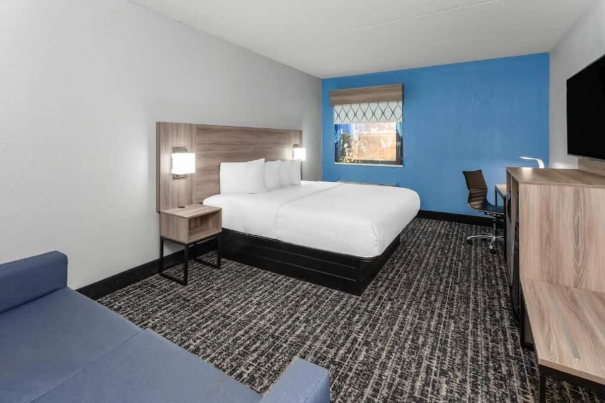 Chambre, 1 très grand lit et 1 canapé-lit, non-fumeurs | Surmatelas, bureau, espace de travail pour ordinateur portable