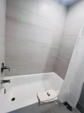 Suihkun ja ammeen yhdistelmä, ilmaiset hygieniatuotteet, hiustenkuivaaja