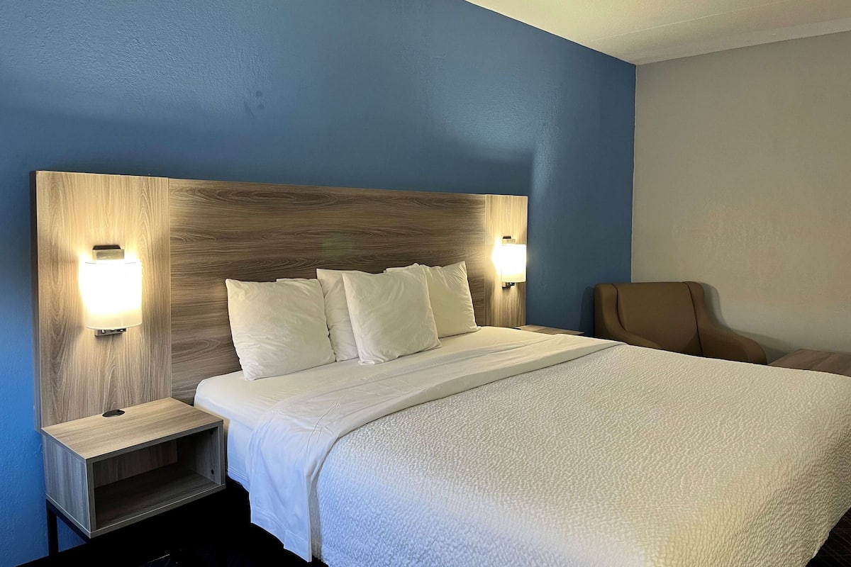 Pillowtop beds, desk, laptop workspace, iron/ironing board