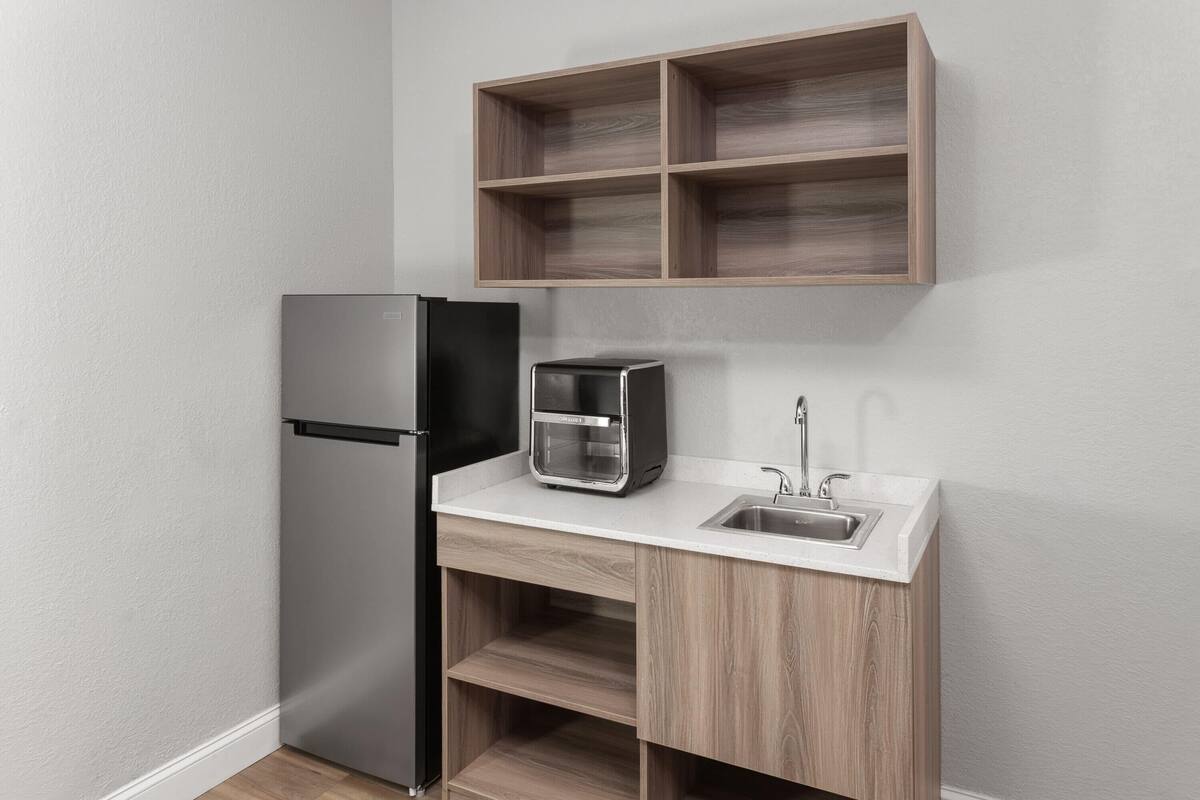 Suite, 1 kingsize bed, niet-roken, kitchenette | Pillowtop-bedden, een bureau, een laptopwerkplek