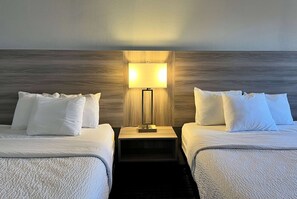 Pillowtop-Betten, Schreibtisch, laptopgeeigneter Arbeitsplatz