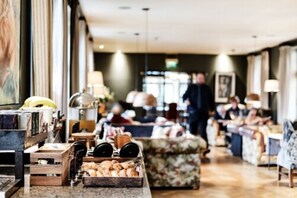 Daily full breakfast (GBP 23.00 per person)