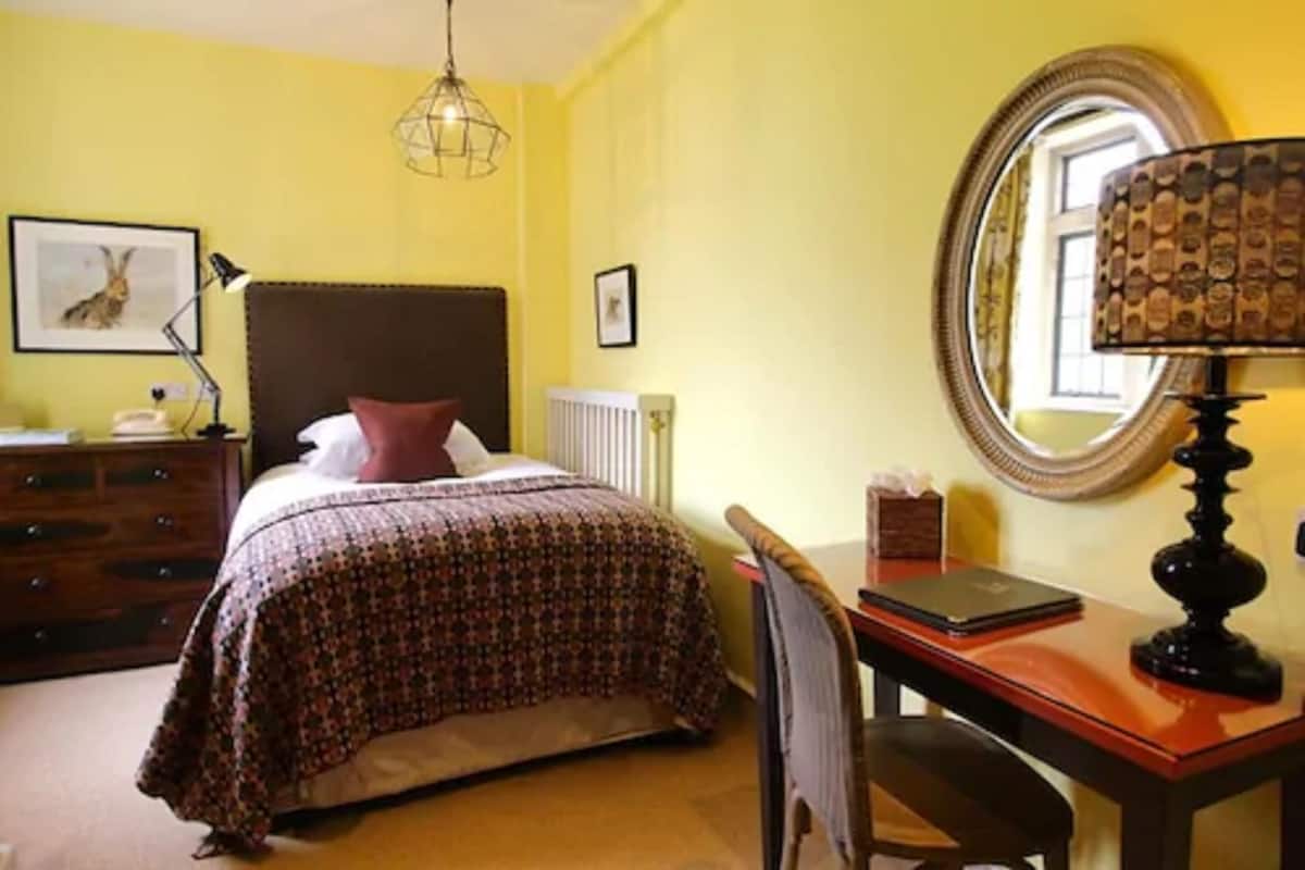 1 Schlafzimmer, Zimmersafe, Schreibtisch, Bügeleisen/Bügelbrett