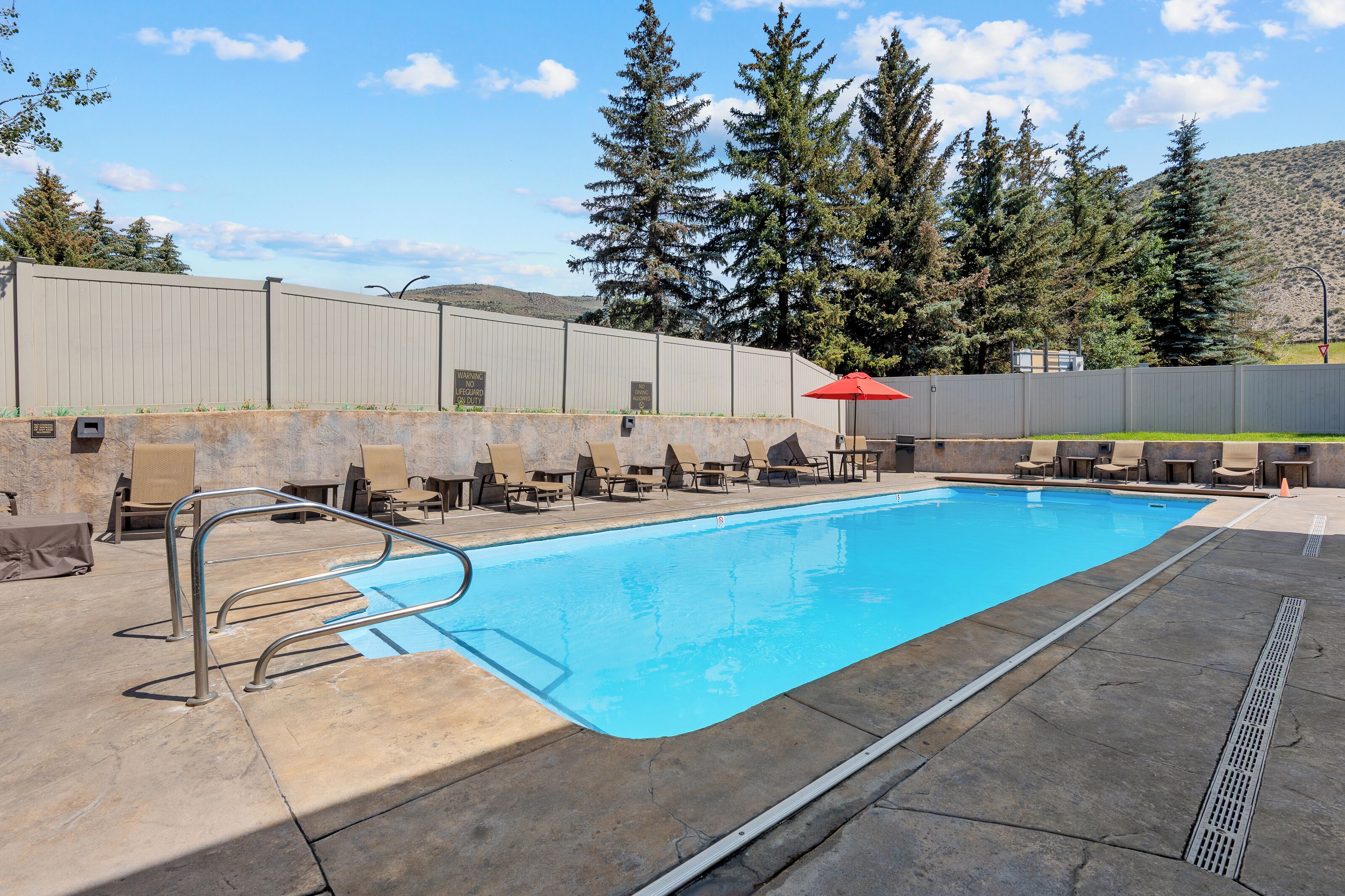 Una piscina al aire libre