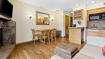 Suite, 1 camera da letto | Area soggiorno | TV a schermo piatto 30 pollici con canali via cavo, TV