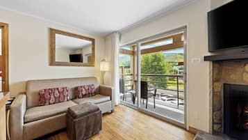 Suite, 3 habitaciones | Zona de estar | Televisión de pantalla plana de 30 pulgadas con canales por cable