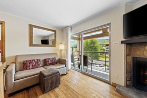 Suite, 3 chambres | Coin séjour