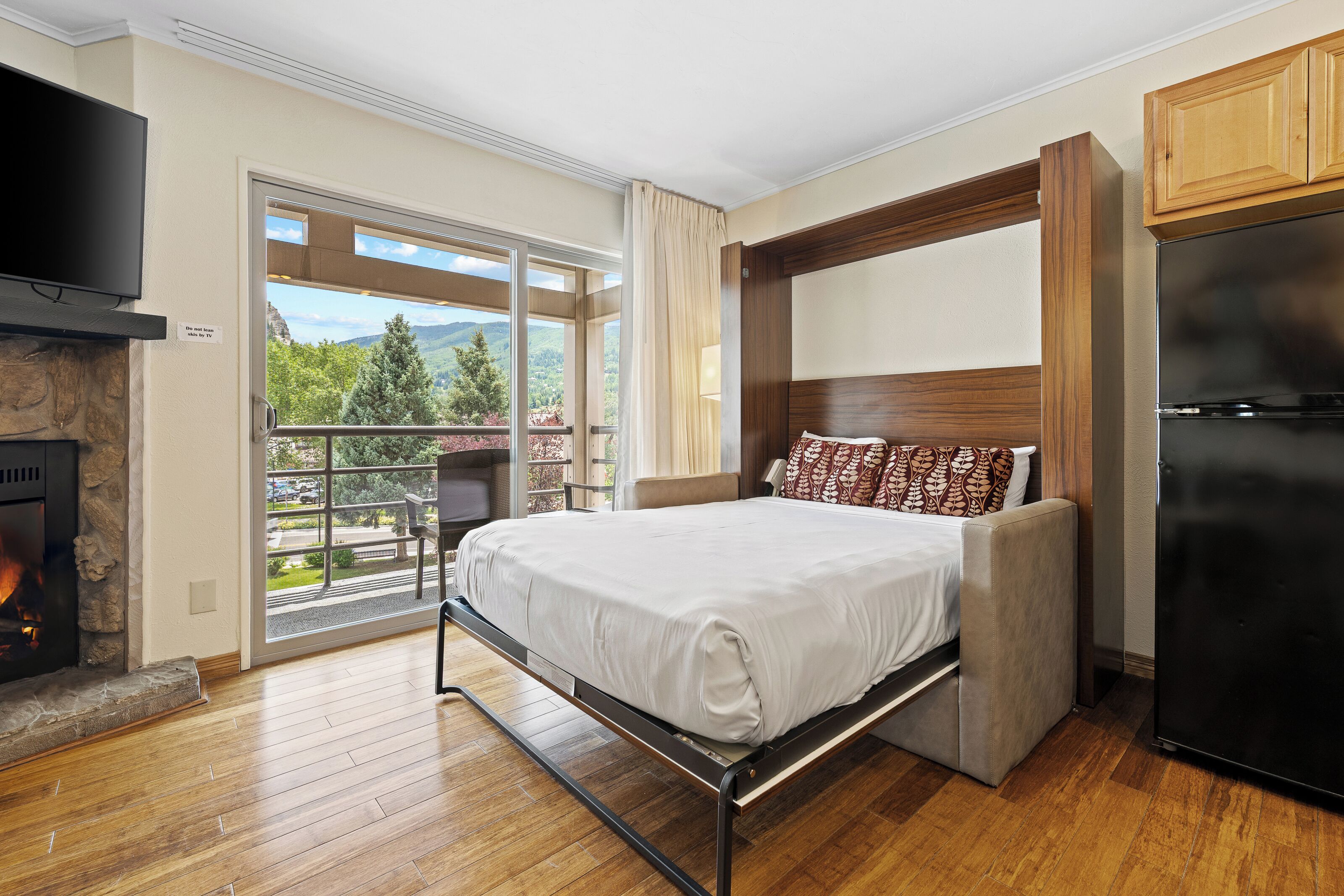 Suite, 1 Bedroom | Living area