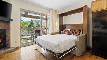 Suite, 1 Bedroom | Living area