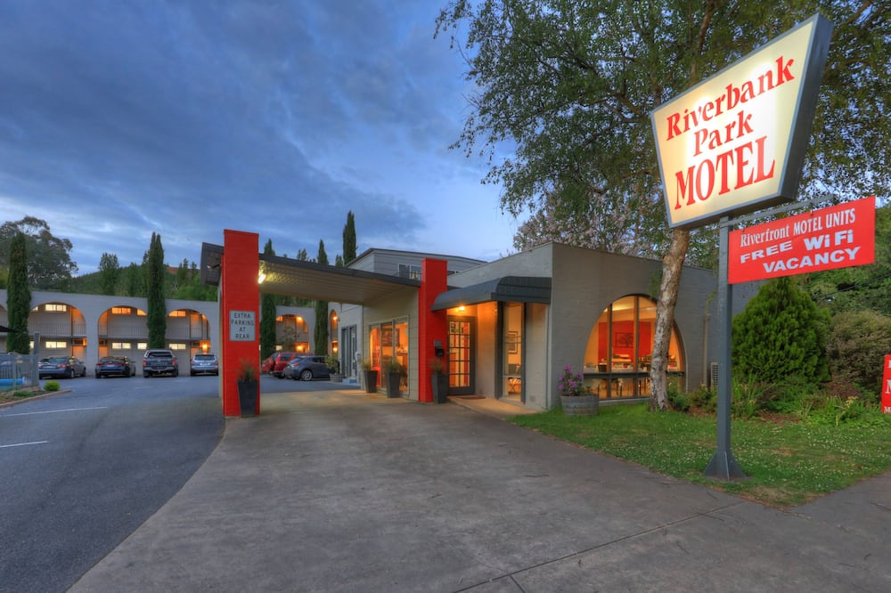 Riverbank Park Motel