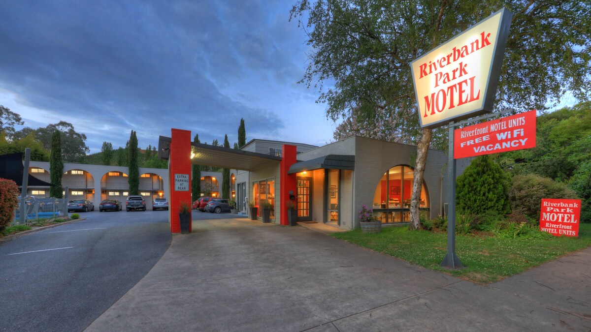 Porpunka Riverbank Park Motel Hotel room