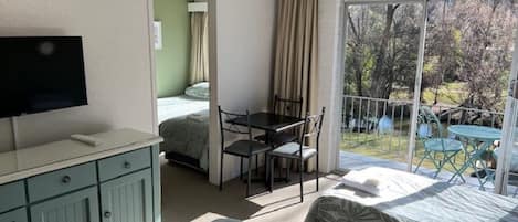 Chambre Familiale, vue fleuve | Fer et planche Ă repasser, Wi-Fi gratuit, draps fournis