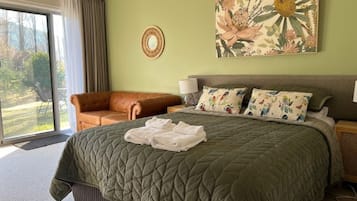 Tweepersoonskamer, 1 queensize bed, uitzicht op rivier | Een strijkplank/strijkijzer, gratis wifi, beddengoed