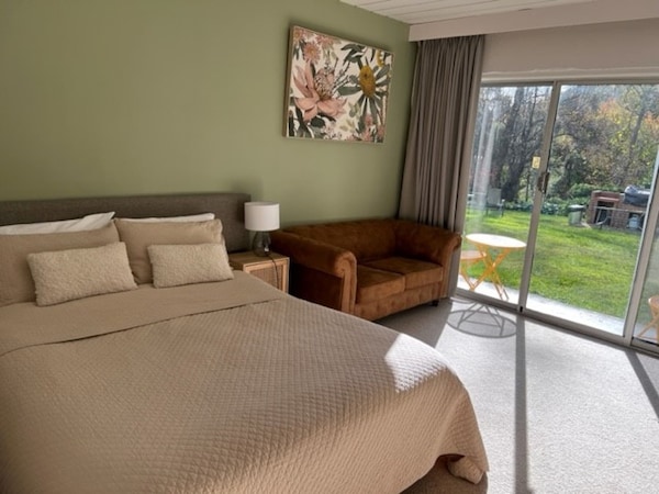 Riverbank Park Motel - Bright
