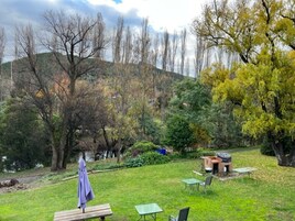 Tabla de planchar con plancha, wifi gratis y ropa de cama 