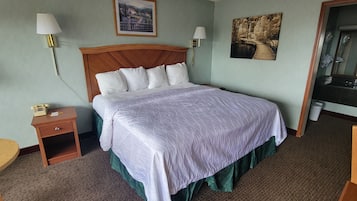 Basic Room, 1 King Bed | Premium bedding, in-room safe, desk, blackout drapes