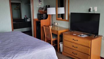 Basic Room, 1 King Bed | Premium bedding, in-room safe, desk, blackout curtains
