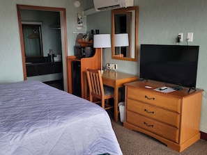 Basic Room, 1 King Bed | Premium bedding, in-room safe, desk, blackout drapes - Downtown Inn and Suites (Asheville)