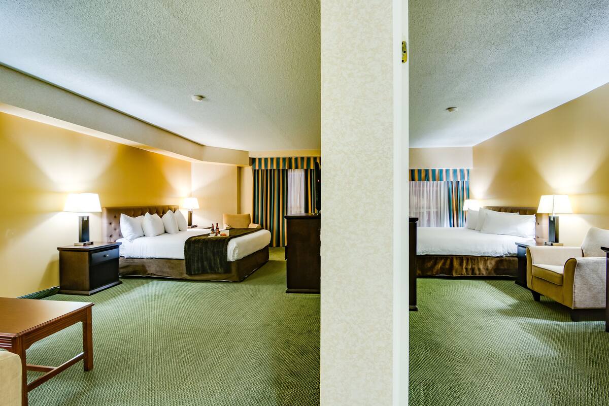 Une chambre d’hôtel comprenant un lit, des tables de chevet, une chaise et un bureau.