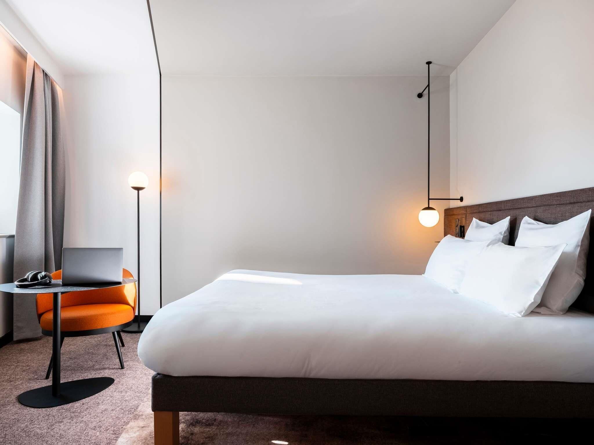 Habitación Confort, 1 cama doble | Minibar, caja fuerte, escritorio y cortinas opacas
