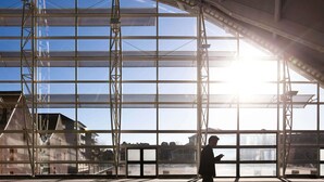 Un vaste espace intérieur doté de grandes fenêtres et d’une structure en métal.